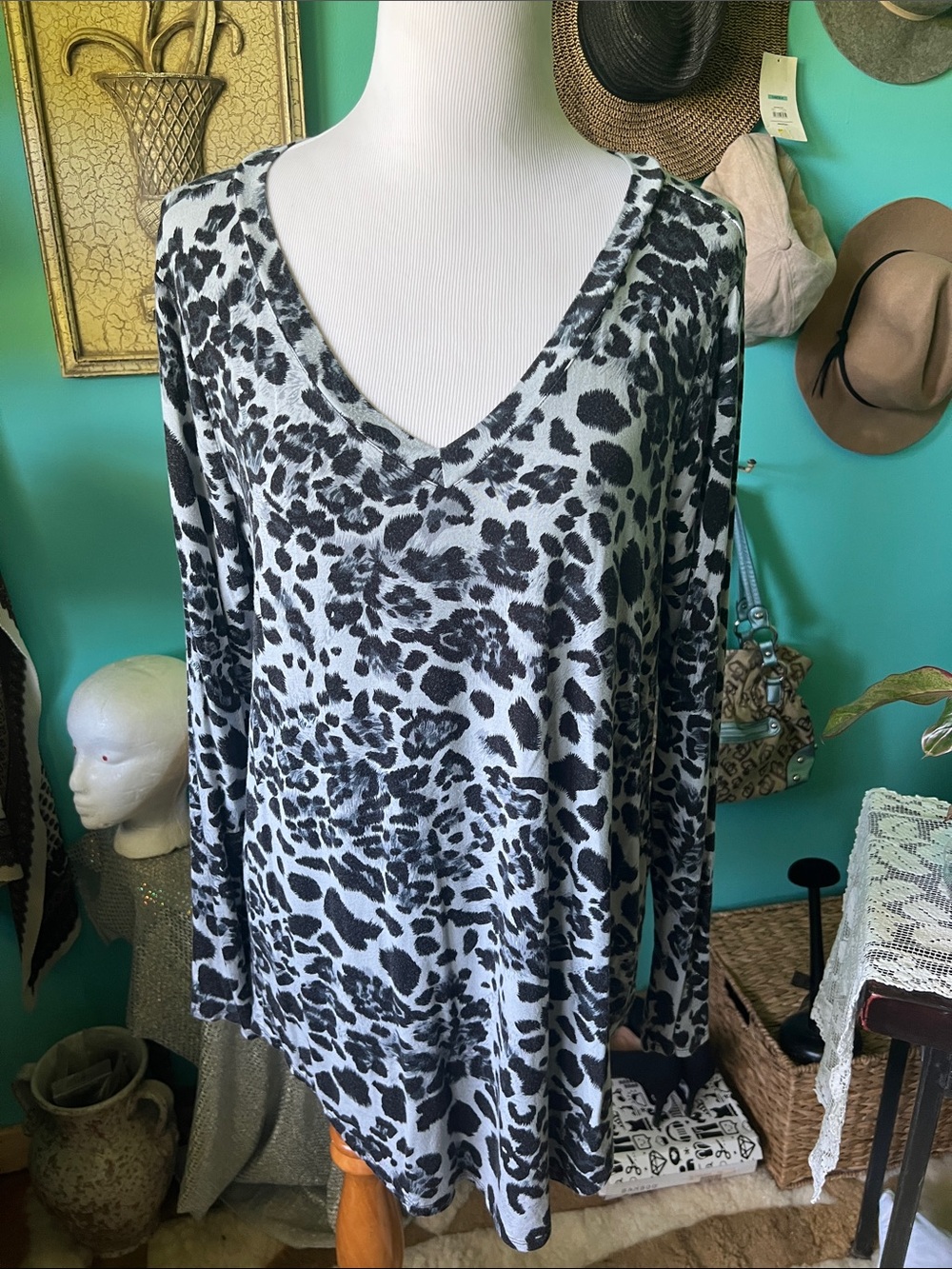 Zenana Outfitters Black and White Leopard V-Neck Long Sleeve Top